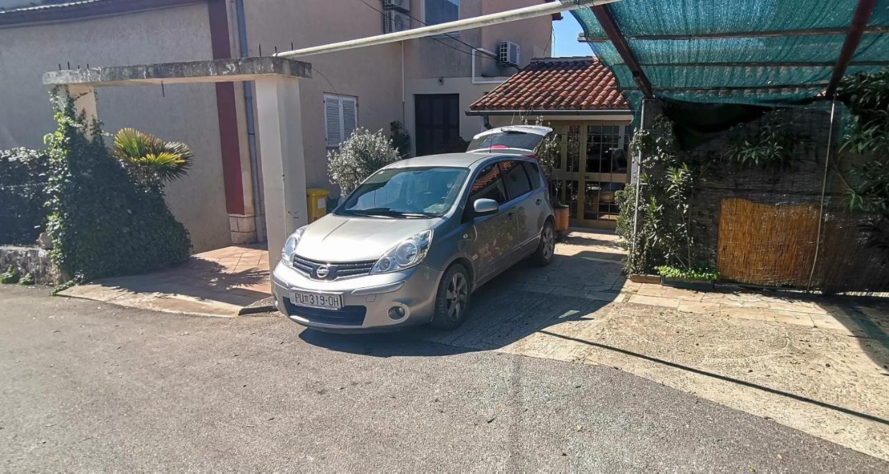 Apartments And Room Pergola Rovigno Esterno foto