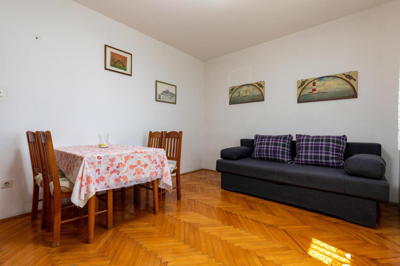 Apartments And Room Pergola Rovigno Esterno foto