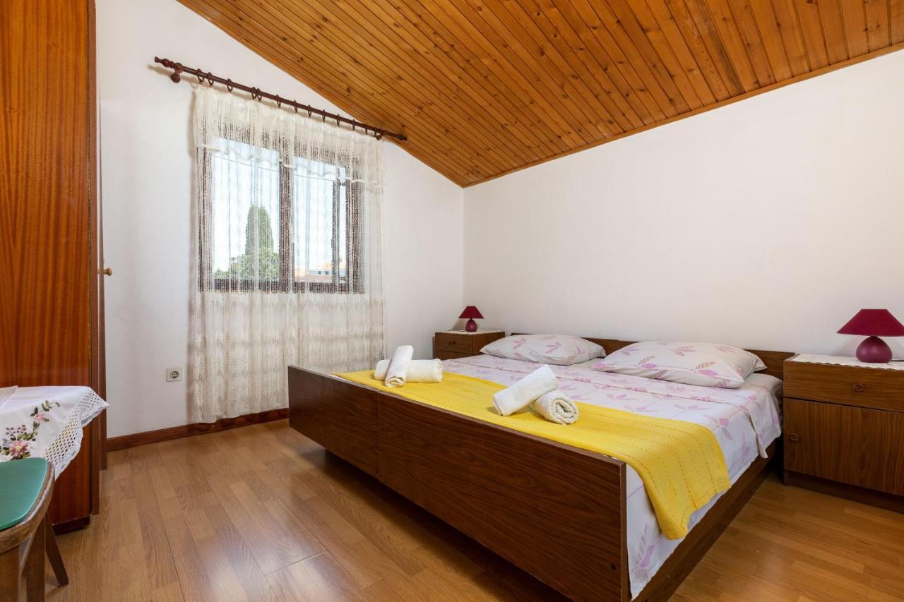 Apartments And Room Pergola Rovigno Esterno foto