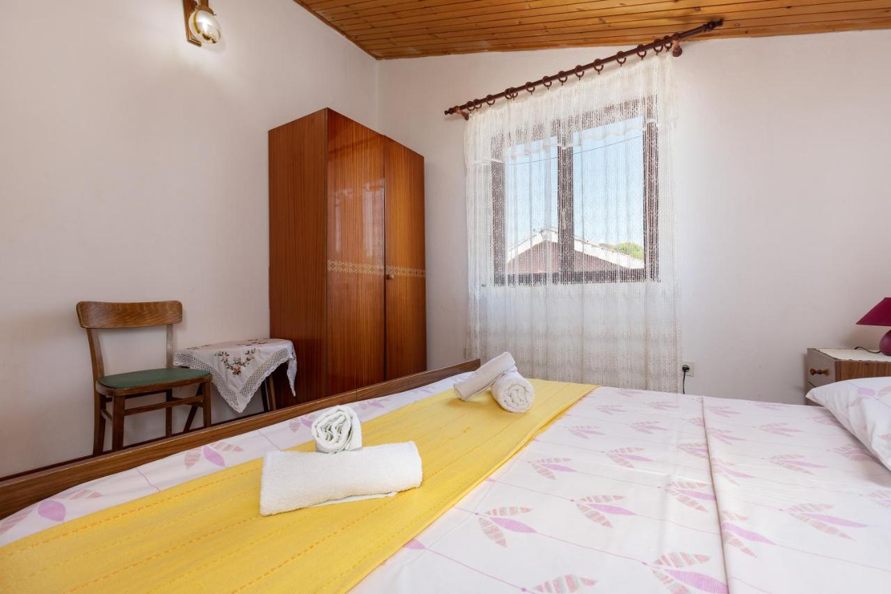Apartments And Room Pergola Rovigno Esterno foto