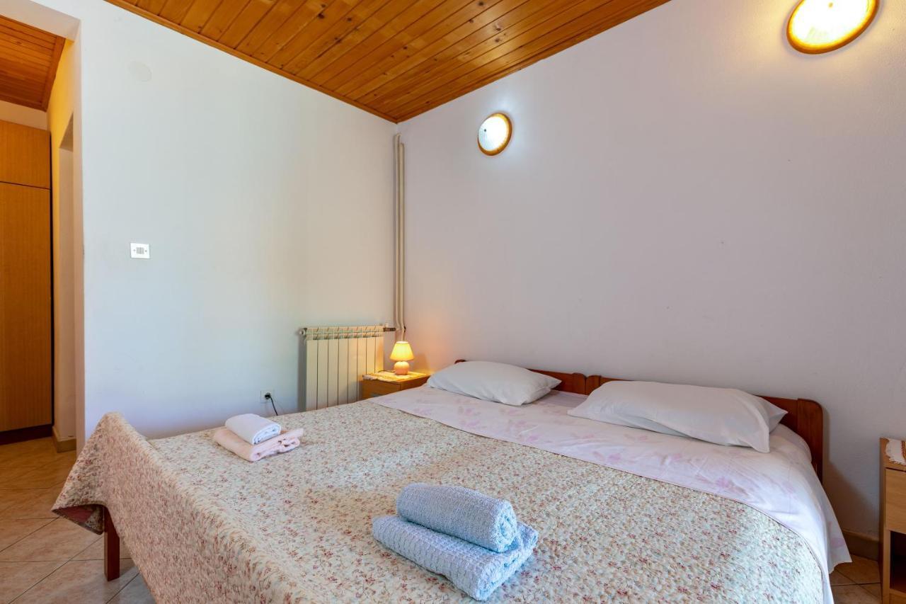 Apartments And Room Pergola Rovigno Esterno foto
