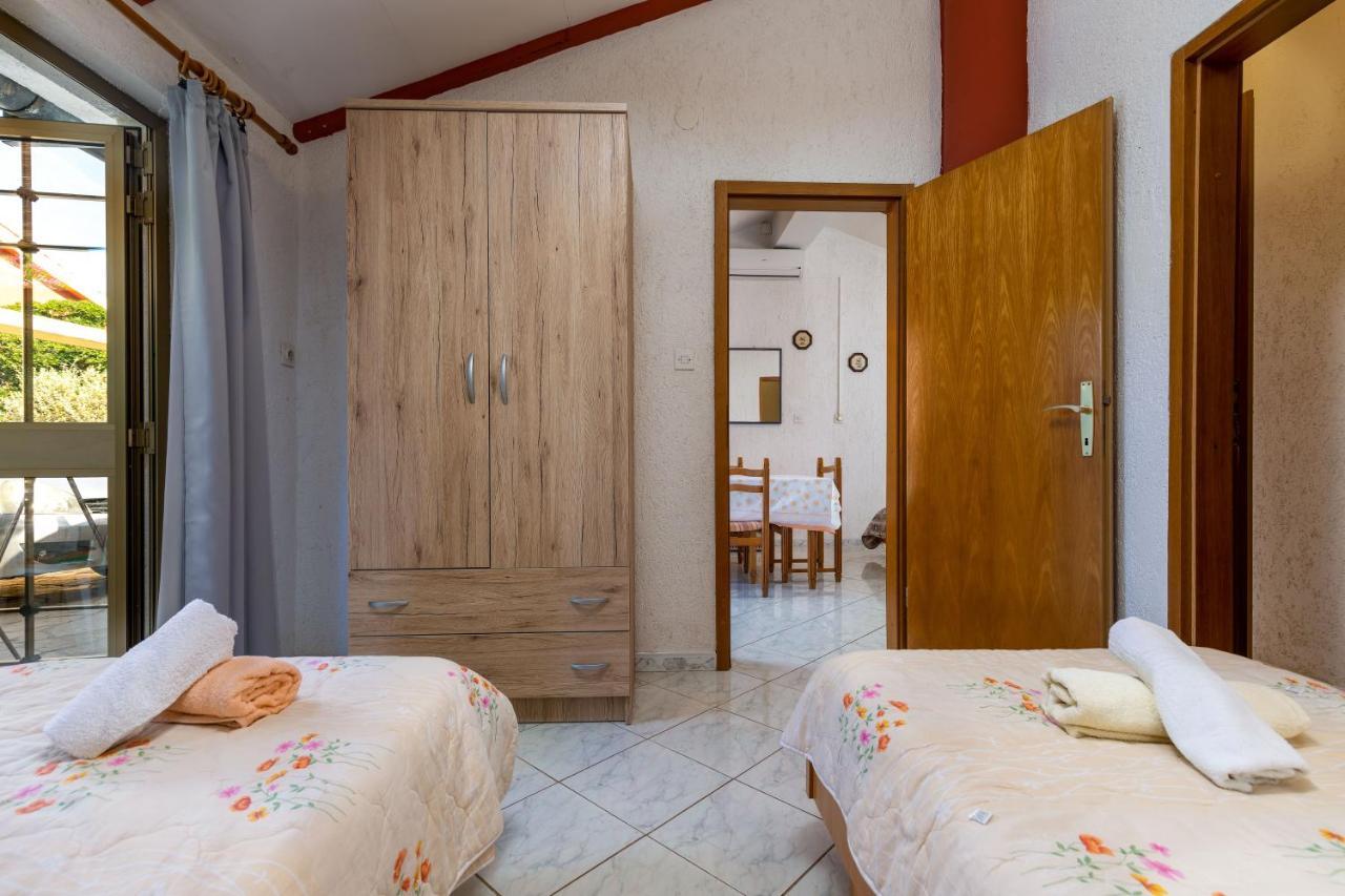 Apartments And Room Pergola Rovigno Esterno foto