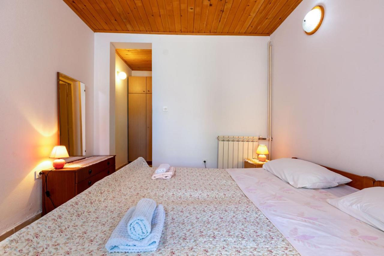Apartments And Room Pergola Rovigno Esterno foto