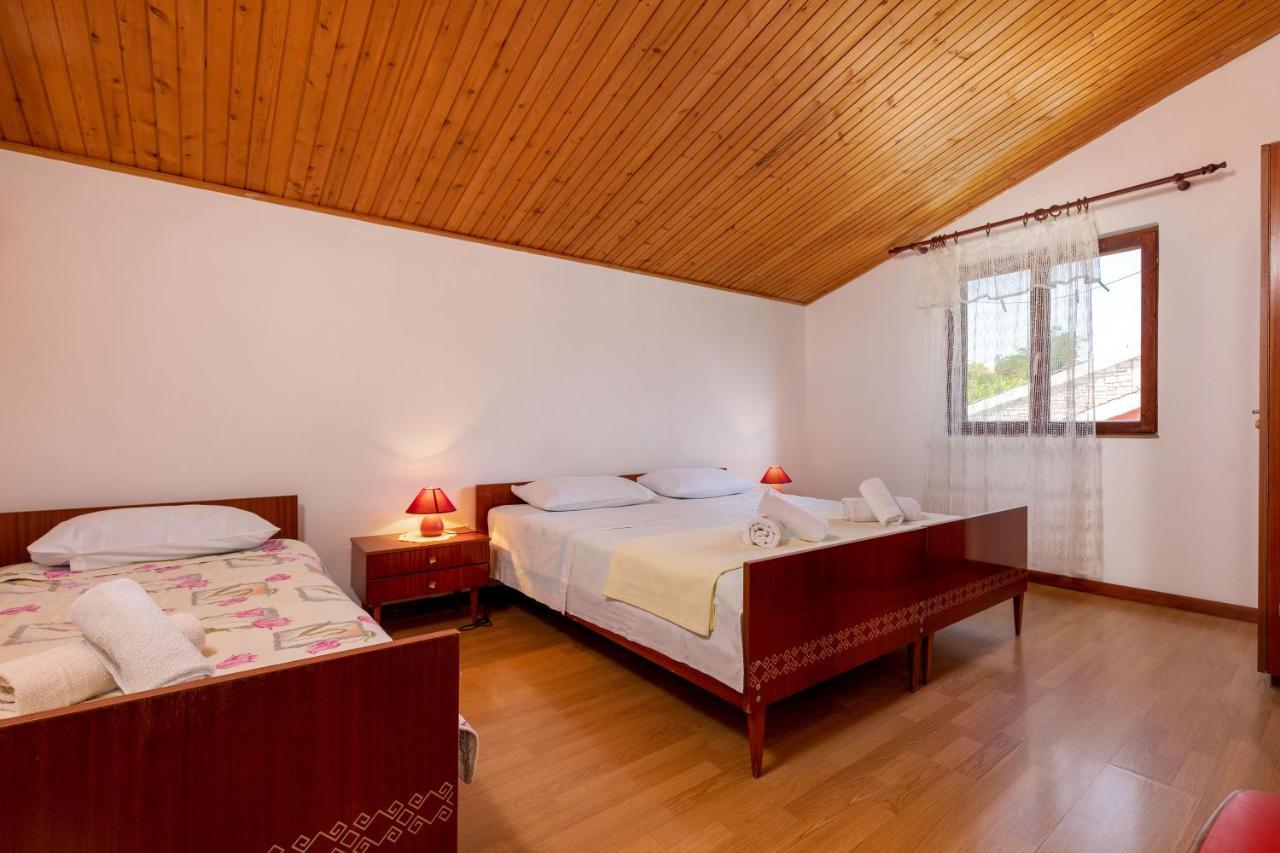 Apartments And Room Pergola Rovigno Esterno foto
