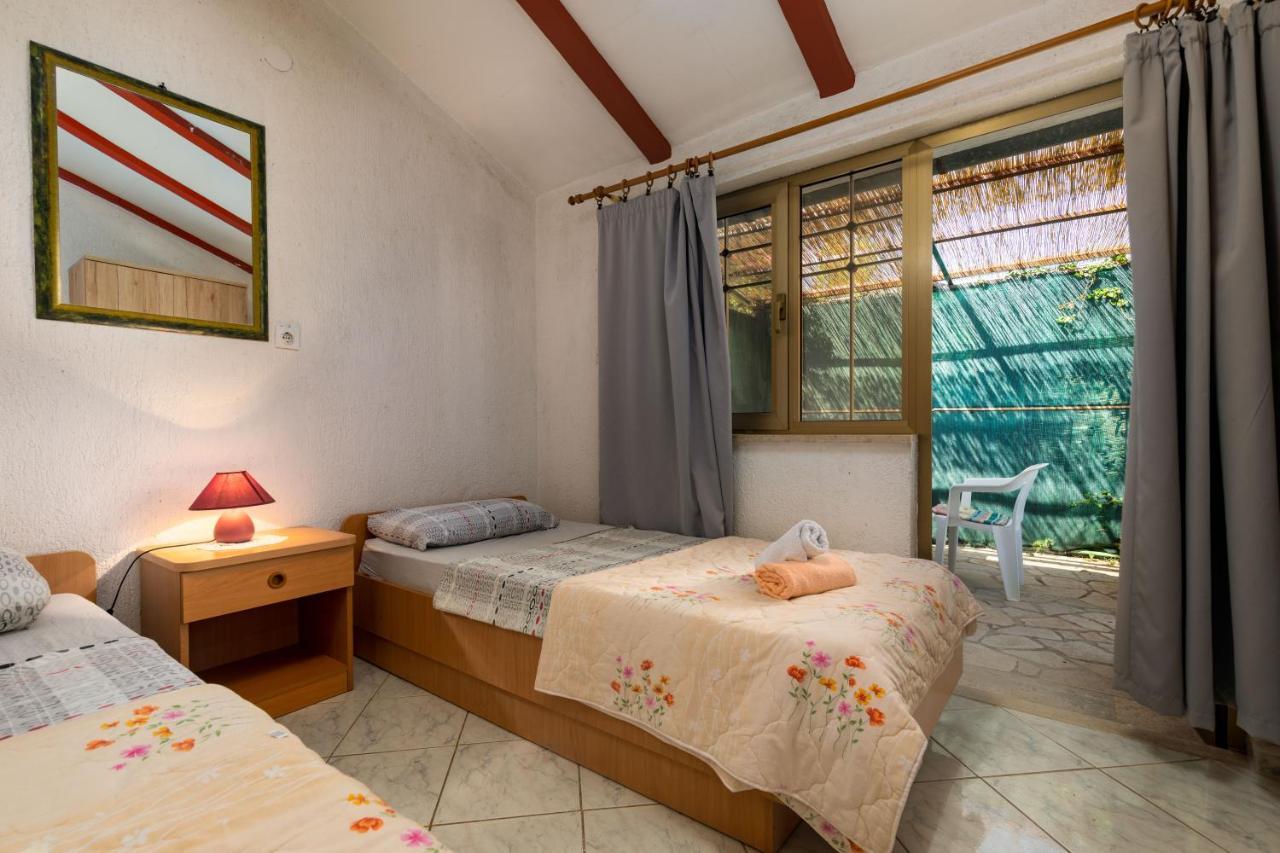 Apartments And Room Pergola Rovigno Esterno foto